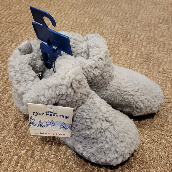 Slippers, Cozy Mountain, so soft and comfy, size 5/6 light gray color, new - Picture 1 of 2